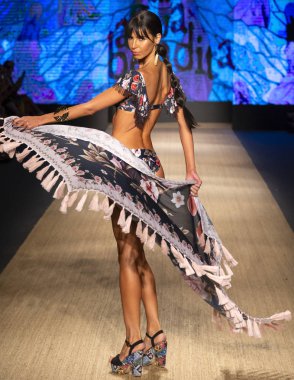 Miami Beach, Fl - 13 Temmuz 2018: Manken Paraiso Moda Fuarı'nda Paraiso çadır sırasında Agua Bendita koleksiyonu pist yürür