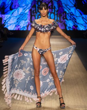 Miami Beach, Fl - 13 Temmuz 2018: Manken Paraiso Moda Fuarı'nda Paraiso çadır sırasında Agua Bendita koleksiyonu pist yürür