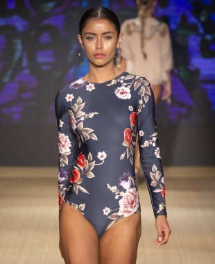 Miami Beach, Fl - 13 Temmuz 2018: Manken Paraiso Moda Fuarı'nda Paraiso çadır sırasında Agua Bendita koleksiyonu pist yürür