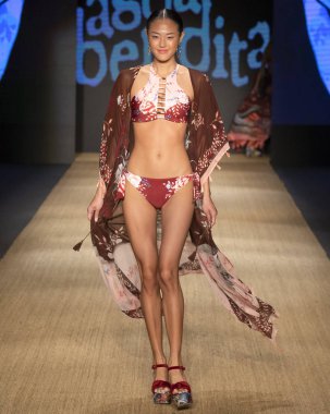 Miami Beach, Fl - 13 Temmuz 2018: Manken Paraiso Moda Fuarı'nda Paraiso çadır sırasında Agua Bendita koleksiyonu pist yürür