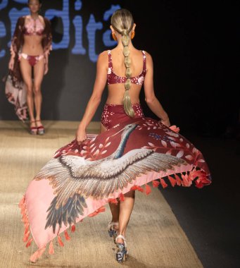 Miami Beach, Fl - 13 Temmuz 2018: Manken Paraiso Moda Fuarı'nda Paraiso çadır sırasında Agua Bendita koleksiyonu pist yürür