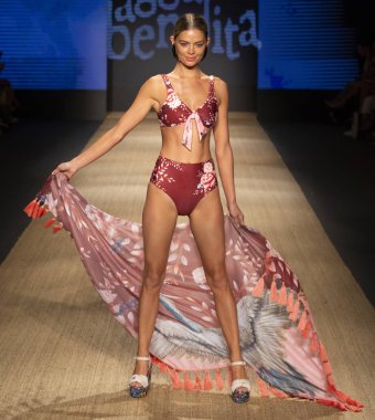 Miami Beach, Fl - 13 Temmuz 2018: Manken Paraiso Moda Fuarı'nda Paraiso çadır sırasında Agua Bendita koleksiyonu pist yürür