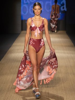 Miami Beach, Fl - 13 Temmuz 2018: Manken Paraiso Moda Fuarı'nda Paraiso çadır sırasında Agua Bendita koleksiyonu pist yürür