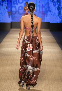 Miami Beach, Fl - 13 Temmuz 2018: Manken Paraiso Moda Fuarı'nda Paraiso çadır sırasında Agua Bendita koleksiyonu pist yürür