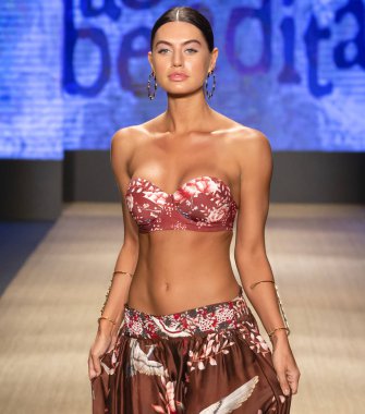 Miami Beach, Fl - 13 Temmuz 2018: Manken Paraiso Moda Fuarı'nda Paraiso çadır sırasında Agua Bendita koleksiyonu pist yürür