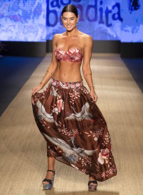 Miami Beach, Fl - 13 Temmuz 2018: Manken Paraiso Moda Fuarı'nda Paraiso çadır sırasında Agua Bendita koleksiyonu pist yürür