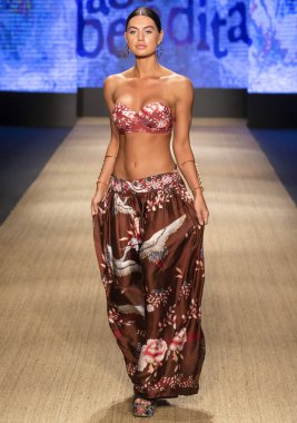 Miami Beach, Fl - 13 Temmuz 2018: Manken Paraiso Moda Fuarı'nda Paraiso çadır sırasında Agua Bendita koleksiyonu pist yürür