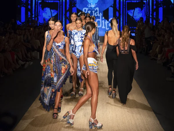 Miami Beach Julio 2018 Modelos Recorren Pasarela Colección Agua Bendita —  Fotos de Stock