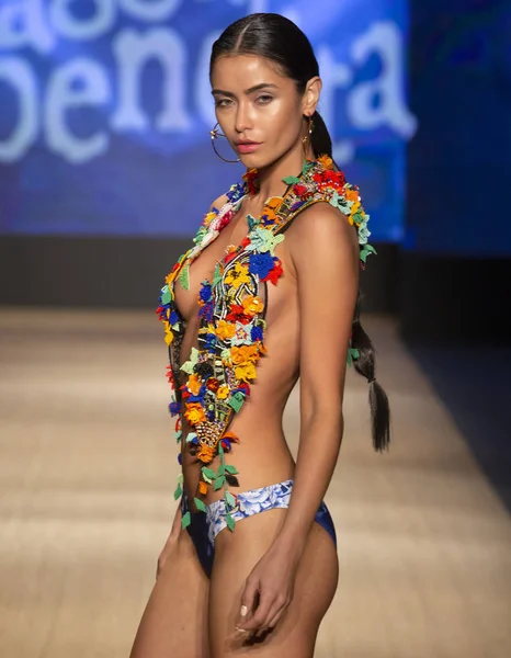 Miami Beach, Fl - 13 Temmuz 2018: Manken Paraiso Moda Fuarı'nda Paraiso çadır sırasında Agua Bendita koleksiyonu pist yürür