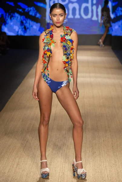 Miami Beach, Fl - 13 Temmuz 2018: Manken Paraiso Moda Fuarı'nda Paraiso çadır sırasında Agua Bendita koleksiyonu pist yürür