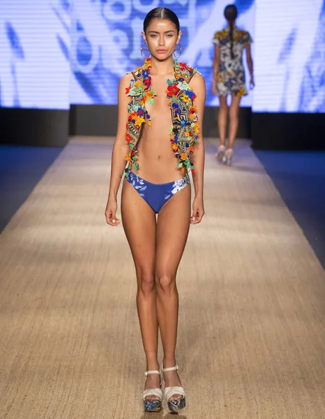 Miami Beach, Fl - 13 Temmuz 2018: Manken Paraiso Moda Fuarı'nda Paraiso çadır sırasında Agua Bendita koleksiyonu pist yürür