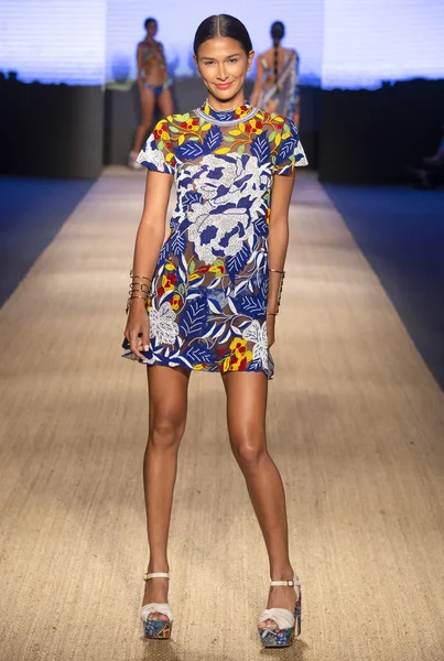 Miami Beach, Fl - 13 Temmuz 2018: Manken Paraiso Moda Fuarı'nda Paraiso çadır sırasında Agua Bendita koleksiyonu pist yürür