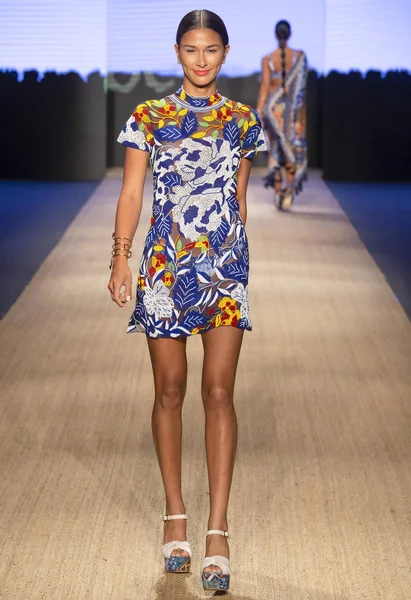 Miami Beach, Fl - 13 Temmuz 2018: Manken Paraiso Moda Fuarı'nda Paraiso çadır sırasında Agua Bendita koleksiyonu pist yürür