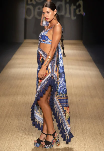 Miami Beach, Fl - 13 Temmuz 2018: Manken Paraiso Moda Fuarı'nda Paraiso çadır sırasında Agua Bendita koleksiyonu pist yürür