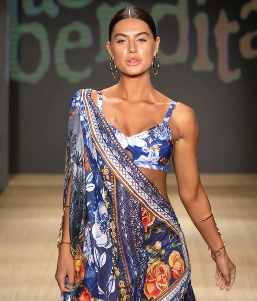 Miami Beach, Fl - 13 Temmuz 2018: Manken Paraiso Moda Fuarı'nda Paraiso çadır sırasında Agua Bendita koleksiyonu pist yürür