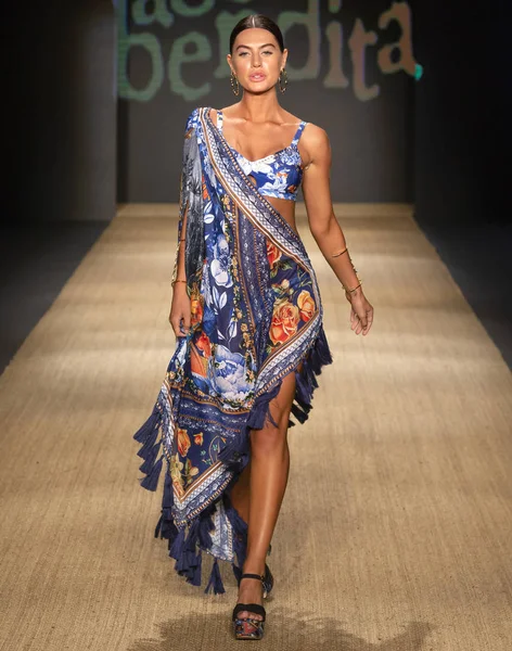 Miami Beach, Fl - 13 Temmuz 2018: Manken Paraiso Moda Fuarı'nda Paraiso çadır sırasında Agua Bendita koleksiyonu pist yürür