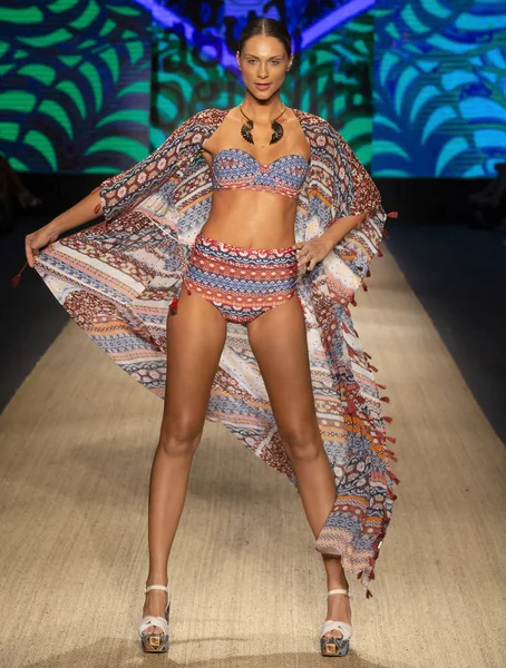 Miami Beach, Fl - 13 Temmuz 2018: Manken Paraiso Moda Fuarı'nda Paraiso çadır sırasında Agua Bendita koleksiyonu pist yürür