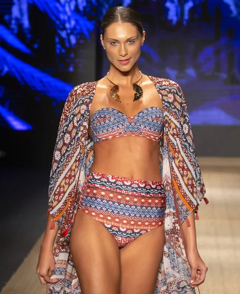 Miami Beach Července 2018 Model Chodí Dráha Kolekci Bendita Agua — Stock fotografie