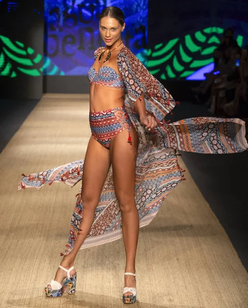 Miami Beach, Fl - 13 Temmuz 2018: Manken Paraiso Moda Fuarı'nda Paraiso çadır sırasında Agua Bendita koleksiyonu pist yürür