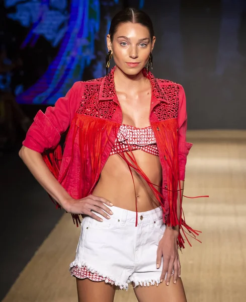 Miami Beach, Fl - 13 Temmuz 2018: Manken Paraiso Moda Fuarı'nda Paraiso çadır sırasında Agua Bendita koleksiyonu pist yürür