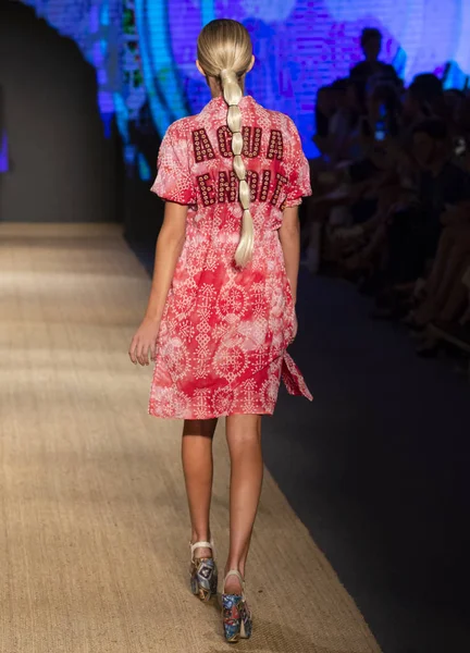 Miami Beach, Fl - 13 Temmuz 2018: Manken Paraiso Moda Fuarı'nda Paraiso çadır sırasında Agua Bendita koleksiyonu pist yürür