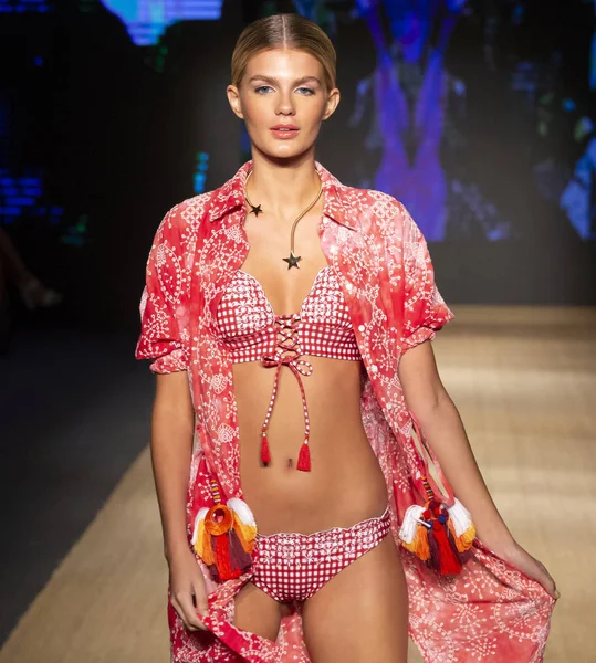 Miami Beach, Fl - 13 Temmuz 2018: Manken Paraiso Moda Fuarı'nda Paraiso çadır sırasında Agua Bendita koleksiyonu pist yürür