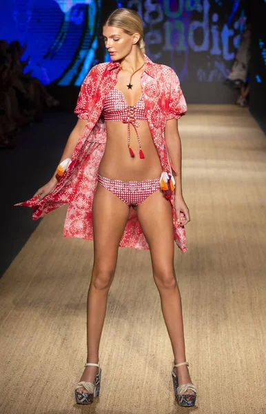 Miami Beach, Fl - 13 Temmuz 2018: Manken Paraiso Moda Fuarı'nda Paraiso çadır sırasında Agua Bendita koleksiyonu pist yürür