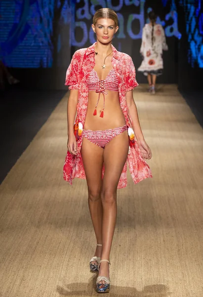 Miami Beach, Fl - 13 Temmuz 2018: Manken Paraiso Moda Fuarı'nda Paraiso çadır sırasında Agua Bendita koleksiyonu pist yürür