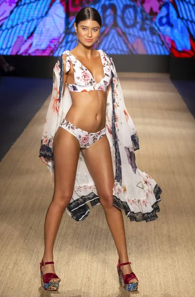 Miami Beach, Fl - 13 Temmuz 2018: Manken Paraiso Moda Fuarı'nda Paraiso çadır sırasında Agua Bendita koleksiyonu pist yürür