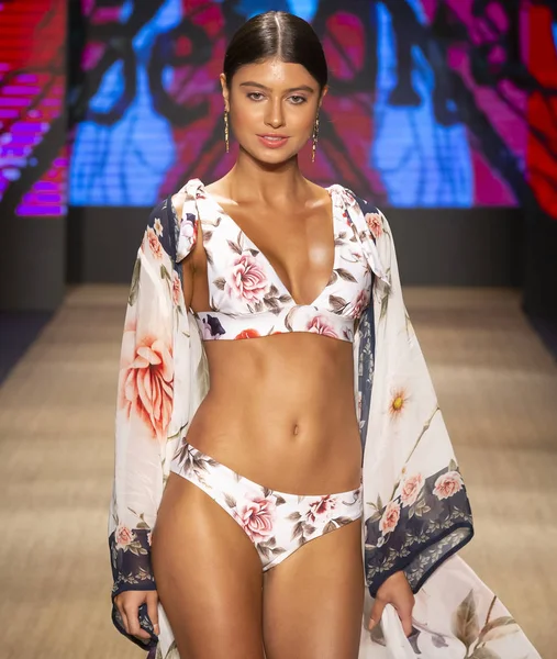 Miami Beach, Fl - 13 Temmuz 2018: Manken Paraiso Moda Fuarı'nda Paraiso çadır sırasında Agua Bendita koleksiyonu pist yürür