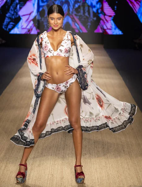 Miami Beach, Fl - 13 Temmuz 2018: Manken Paraiso Moda Fuarı'nda Paraiso çadır sırasında Agua Bendita koleksiyonu pist yürür