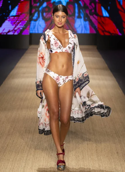 Miami Beach, Fl - 13 Temmuz 2018: Manken Paraiso Moda Fuarı'nda Paraiso çadır sırasında Agua Bendita koleksiyonu pist yürür