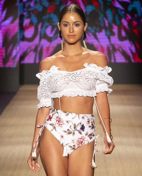 Miami Beach, Fl - 13 Temmuz 2018: Manken Paraiso Moda Fuarı'nda Paraiso çadır sırasında Agua Bendita koleksiyonu pist yürür