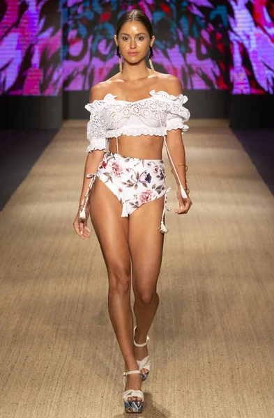 Miami Beach, Fl - 13 Temmuz 2018: Manken Paraiso Moda Fuarı'nda Paraiso çadır sırasında Agua Bendita koleksiyonu pist yürür