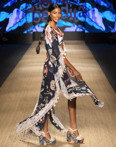 Miami Beach, Fl - 13 Temmuz 2018: Manken Paraiso Moda Fuarı'nda Paraiso çadır sırasında Agua Bendita koleksiyonu pist yürür