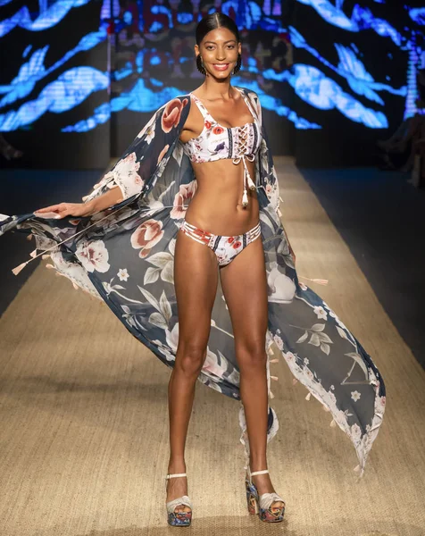 Miami Beach, Fl - 13 Temmuz 2018: Manken Paraiso Moda Fuarı'nda Paraiso çadır sırasında Agua Bendita koleksiyonu pist yürür