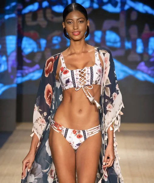 Miami Beach, Fl - 13 Temmuz 2018: Manken Paraiso Moda Fuarı'nda Paraiso çadır sırasında Agua Bendita koleksiyonu pist yürür