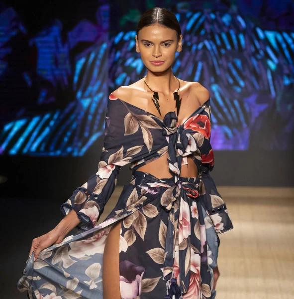 Miami Beach, Fl - 13 Temmuz 2018: Manken Paraiso Moda Fuarı'nda Paraiso çadır sırasında Agua Bendita koleksiyonu pist yürür