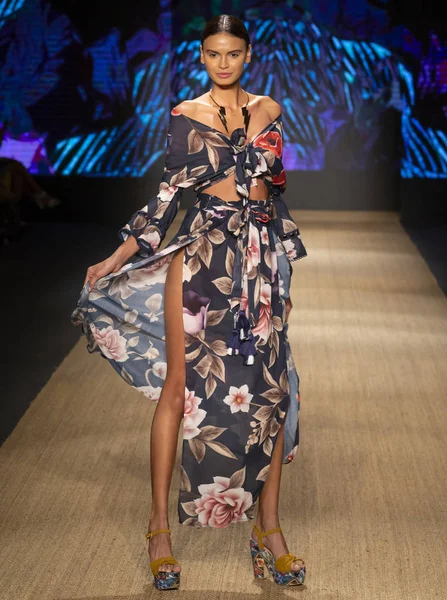 Miami Beach, Fl - 13 Temmuz 2018: Manken Paraiso Moda Fuarı'nda Paraiso çadır sırasında Agua Bendita koleksiyonu pist yürür