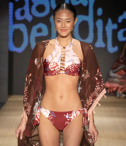 Miami Beach, Fl - 13 Temmuz 2018: Manken Paraiso Moda Fuarı'nda Paraiso çadır sırasında Agua Bendita koleksiyonu pist yürür