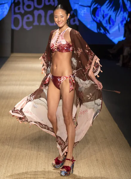 Miami Beach, Fl - 13 Temmuz 2018: Manken Paraiso Moda Fuarı'nda Paraiso çadır sırasında Agua Bendita koleksiyonu pist yürür