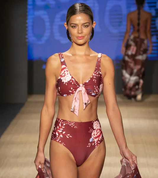 Miami Beach, Fl - 13 Temmuz 2018: Manken Paraiso Moda Fuarı'nda Paraiso çadır sırasında Agua Bendita koleksiyonu pist yürür