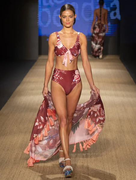 Miami Beach, Fl - 13 Temmuz 2018: Manken Paraiso Moda Fuarı'nda Paraiso çadır sırasında Agua Bendita koleksiyonu pist yürür