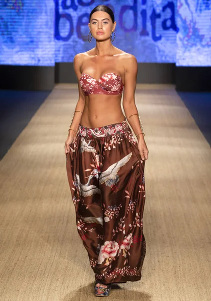 Miami Beach, Fl - 13 Temmuz 2018: Manken Paraiso Moda Fuarı'nda Paraiso çadır sırasında Agua Bendita koleksiyonu pist yürür