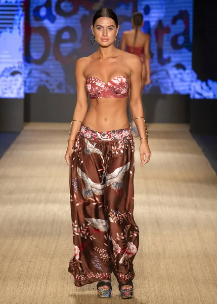 Miami Beach, Fl - 13 Temmuz 2018: Manken Paraiso Moda Fuarı'nda Paraiso çadır sırasında Agua Bendita koleksiyonu pist yürür