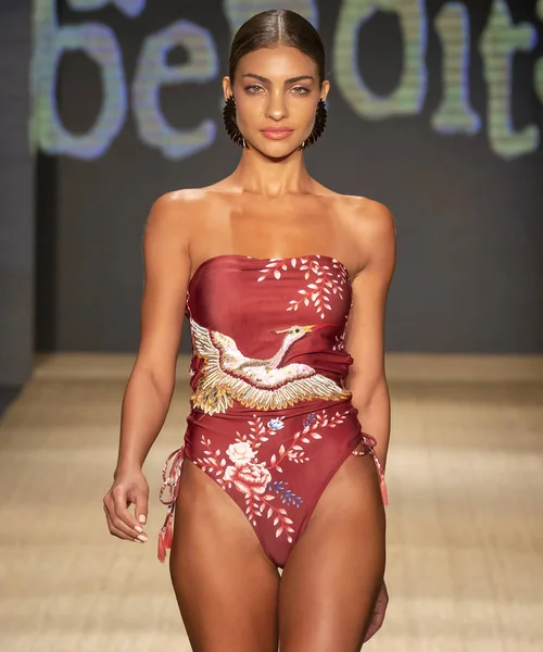 Miami Beach, Fl - 13 Temmuz 2018: Manken Paraiso Moda Fuarı'nda Paraiso çadır sırasında Agua Bendita koleksiyonu pist yürür