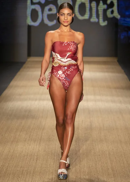 Miami Beach, Fl - 13 Temmuz 2018: Manken Paraiso Moda Fuarı'nda Paraiso çadır sırasında Agua Bendita koleksiyonu pist yürür