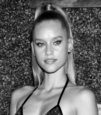 Miami Beach, Fl - 15 Temmuz 2018: 2018 Sports Illustrated mayo gösteride Paraiso adlı Miami yüzmek haftasında The W Hotel South Beach Chase Carter katılır