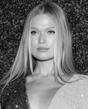 Miami Beach, Fl - 15 Temmuz 2018: 2018 Sports Illustrated mayo gösteride Paraiso adlı Miami yüzmek haftasında The W Hotel South Beach Vita Sidorkina katılır