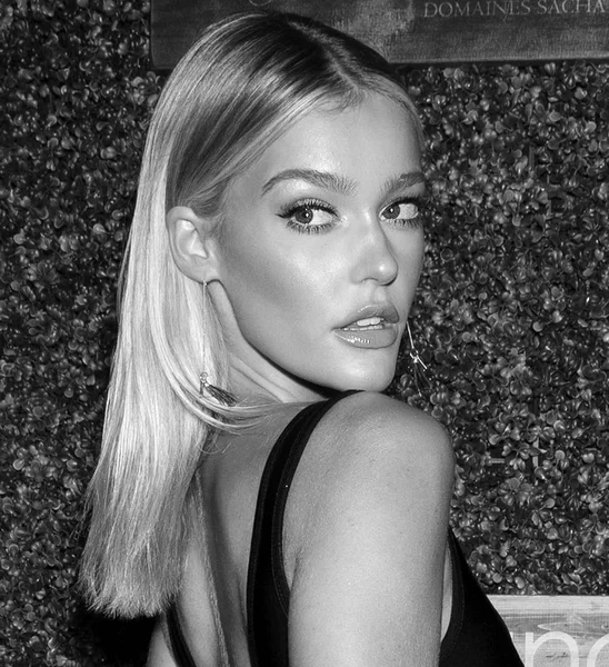 Miami Beach, Fl - 15 Temmuz 2018: 2018 Sports Illustrated mayo gösteride Paraiso adlı Miami yüzmek haftasında The W Hotel South Beach Georgia Gibbs katılır